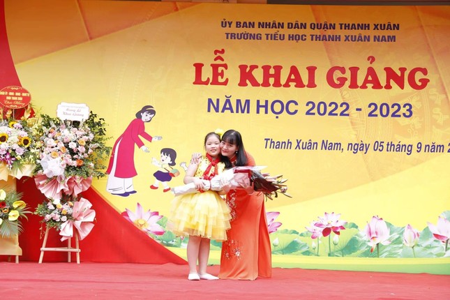 Tween Tiểu học Thanh Xuân Nam hân hoan dự lễ khai giảng sau 2 năm chào năm học mới online ảnh 4