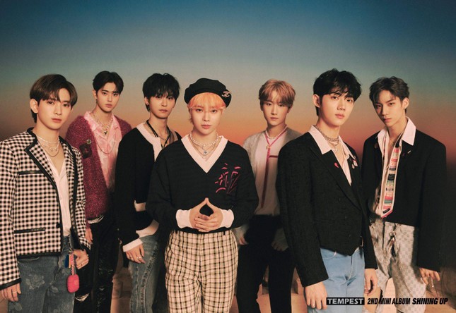 Ngắm bộ ảnh "nhá hàng" album mới đẹp như hoa của TEMPEST: Hanbin đứng center, nhuộm tóc cam nổi bật ảnh 2