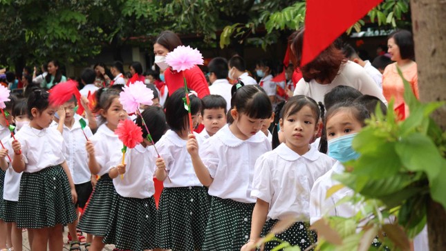 Thầy trò, phụ huynh Tiểu học Nam Thành Công rộn ràng dự lễ khai giảng sau 2 năm không thể tổ chức ảnh 1