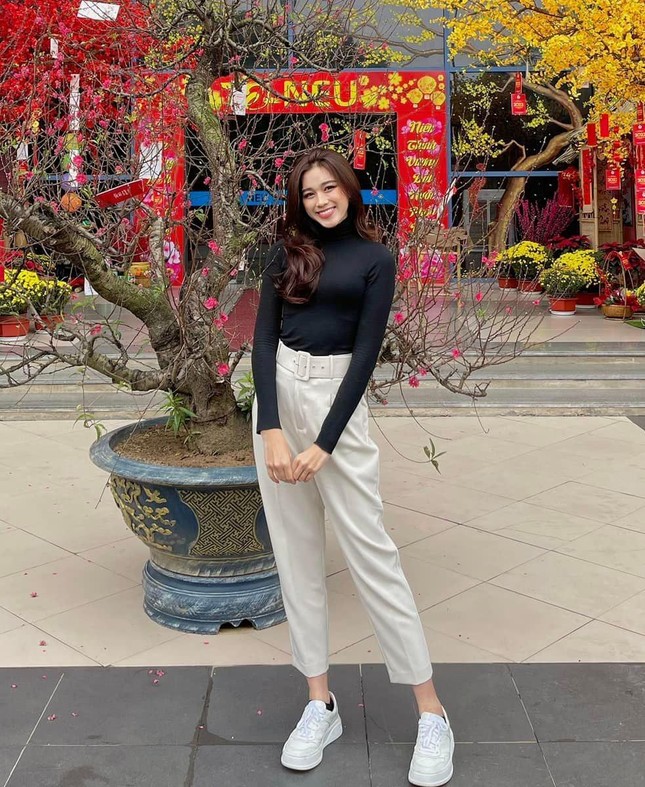 Hình ảnh Hoa hậu Đỗ Thị Hà trên giảng đường ĐH: Chẳng cần váy áo lộng lẫy vẫn đẹp 'mê hồn' ảnh 5