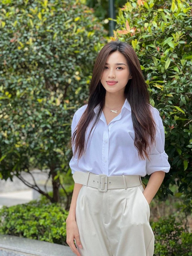 Hình ảnh Hoa hậu Đỗ Thị Hà trên giảng đường ĐH: Chẳng cần váy áo lộng lẫy vẫn đẹp 'mê hồn' ảnh 2