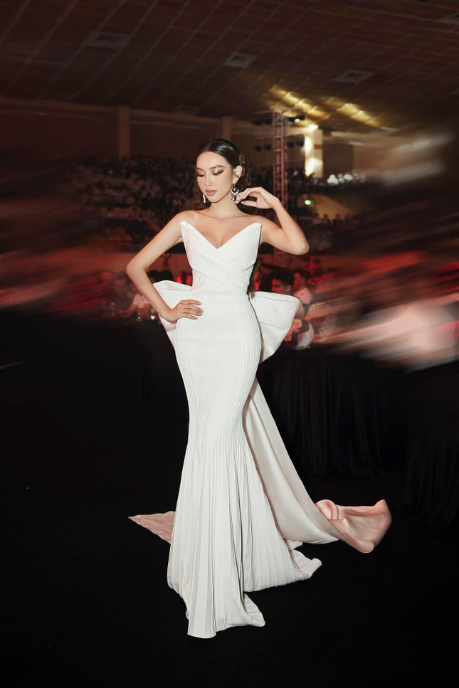 Chán khoe vòng 1 lấp ló, Hoa hậu Thùy Tiên chuyển sang khoe đôi chân dài miên man - Ảnh 5.