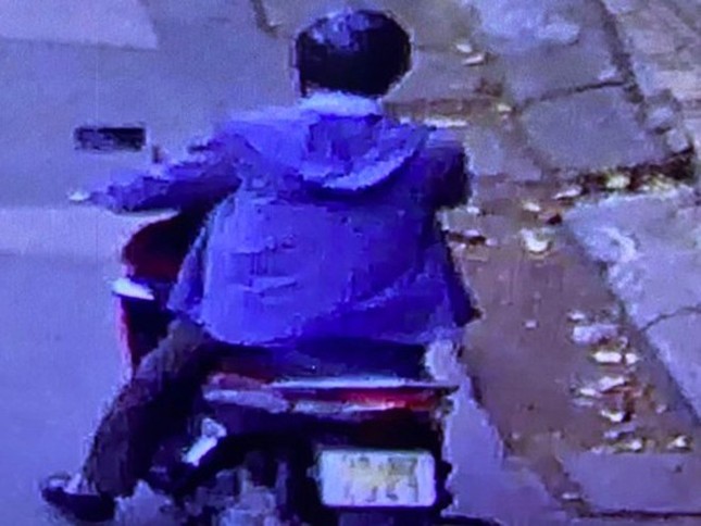 Truy tìm người đàn ông dụ dỗ các nam sinh tại cổng trường ở Hà Nội ảnh 1