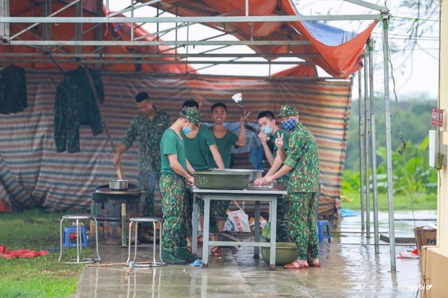 Hình ảnh anh bộ đội hát hay như ca sĩ, ngồi trên xe đẩy nhau khiến dân mạng "lịm tim" ảnh 3