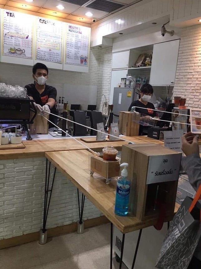 Xứng danh “Vùng đất của nụ cười“: 1001 cách phòng dịch “lầy lội” của giới trẻ Thái ảnh 2
