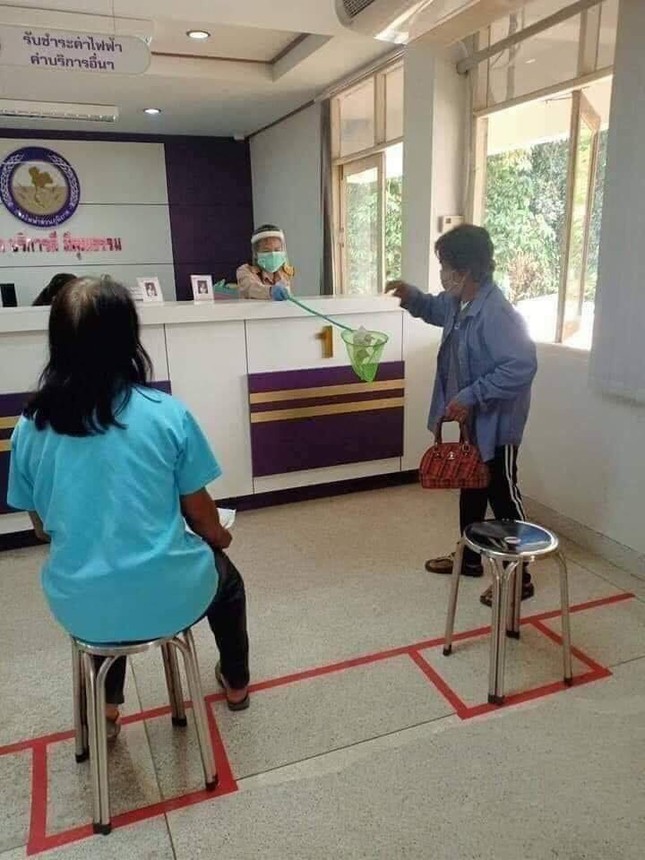 Xứng danh “Vùng đất của nụ cười“: 1001 cách phòng dịch “lầy lội” của giới trẻ Thái ảnh 6