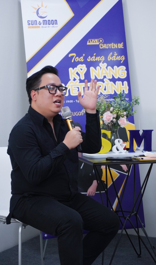 Bỏ vào túi “rổ” kĩ năng thuyết trình từ MC Thanh Thảo Hugo và MC Tùng Leo ảnh 2