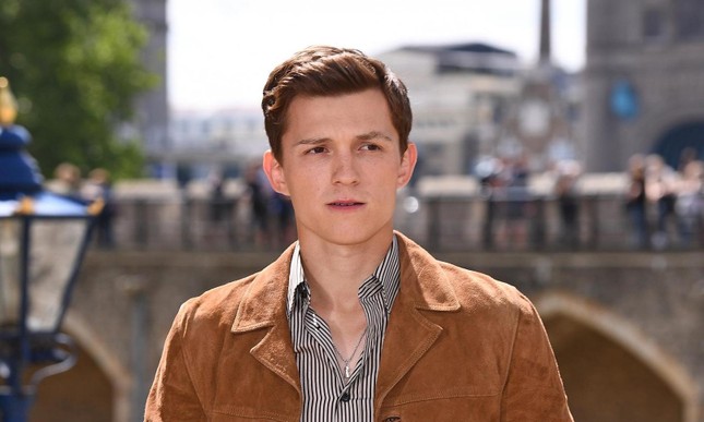 Đi siêu thị mua trứng mà hết, “Người Nhện” Tom Holland mua luôn gà về nuôi ảnh 1