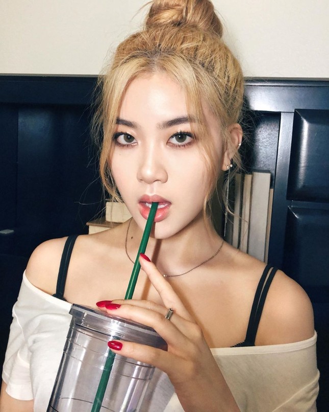 Chuyện chỉ có ở K-Pop: Quá giống idol nổi tiếng cũng là một cái tội ảnh 4