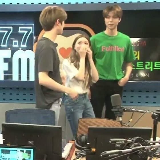 Khi “bé hạt tiêu” gặp “người khổng lồ” thì K-Pop có những màn dở khóc dở cười ảnh 12