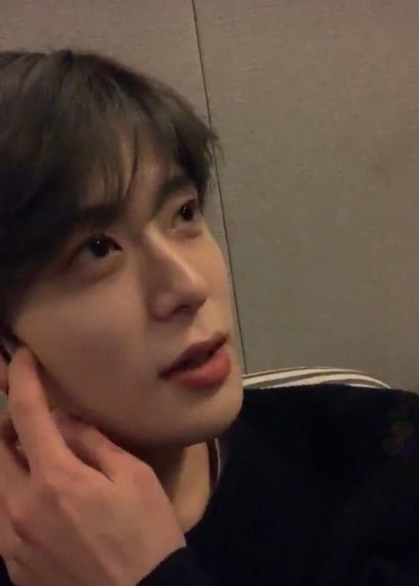 Jaehyun (NCT) đã làm gì trong lần livestream đầu tiên khiến khán giả sửng sốt? ảnh 1