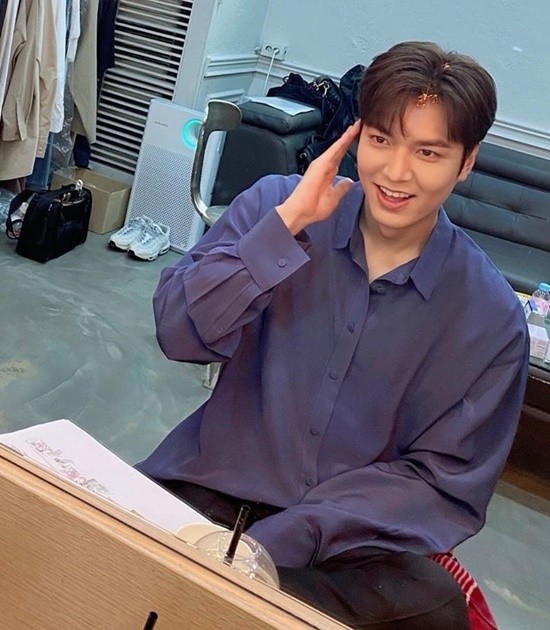 Sao Hàn 24H: Lee Min Ho khoe vẻ đẹp trai trong phim mới, Suzy biến hình xuất sắc ảnh 1