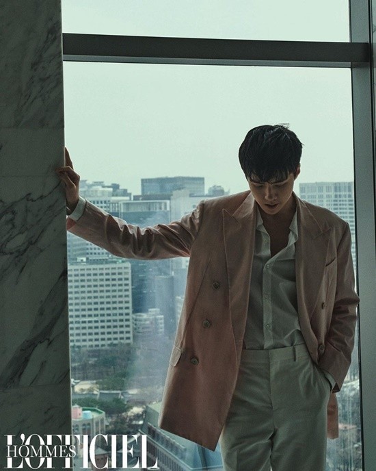 Sao Hàn 24H: Kang Daniel nhí nhảnh trượt ván, Sehun (EXO) xứng danh đẳng cấp quý ông ảnh 2