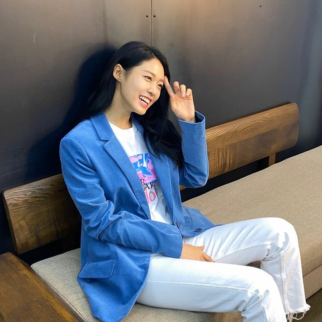 Sao Hàn 24H: Không hẹn mà gặp, Joy (Red Velvet) cùng Seolhyun (AOA) đều mặc đồ menswear ảnh 1