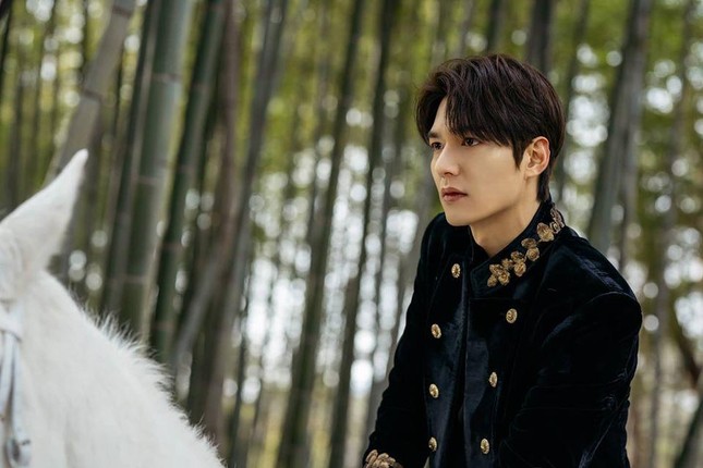 Fan của Lee Min Ho tiếp tục đổ gục trước teaser và hình ảnh mới của “Quân Vương Bất Diệt” ảnh 2