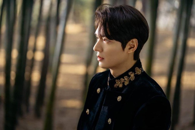 Fan của Lee Min Ho tiếp tục đổ gục trước teaser và hình ảnh mới của “Quân Vương Bất Diệt” ảnh 3