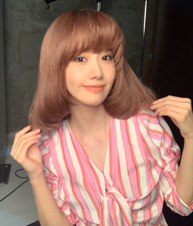 Sao Hàn 24H: Yoona (SNSD) đội tóc giả siêu khác lạ, Seulgi (Red Velvet) ngầu bá cháy ảnh 1