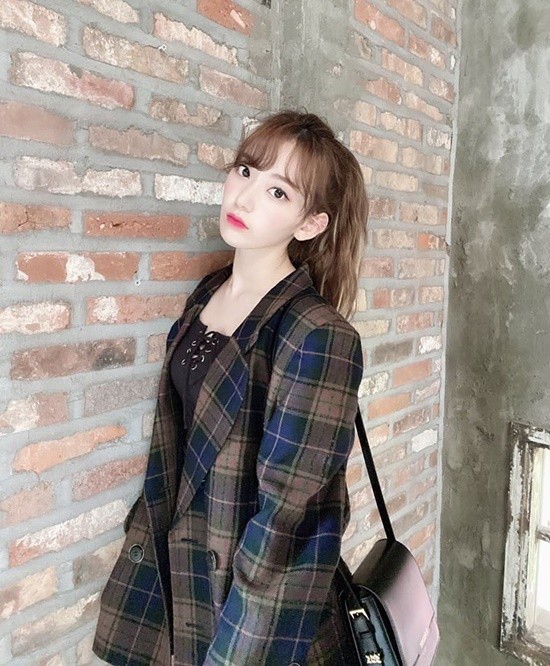 Sao Hàn 24H: Krystal mừng sinh nhật Jessica, Sakura (IZ*ONE) thăng hạng nhan sắc ảnh 1