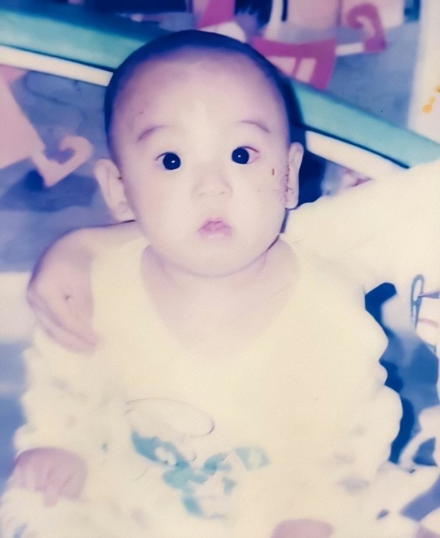 Chỉ “muốn bắt về nuôi” khi thấy loạt ảnh ngày bé “cưng muốn xỉu” của Jungkook (BTS) ảnh 1
