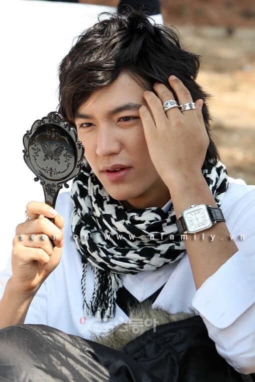 Soi gương mọi lúc mọi nơi, Lee Min Ho quả đúng là “Quân vương của những chiếc gương” ảnh 1