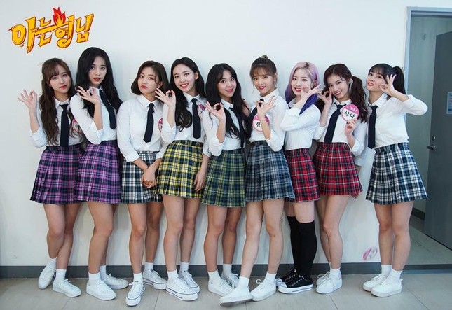Nếu các nhóm nữ K-Pop cùng ngồi chung một lớp học, bạn sẽ kết thân với ai? ảnh 1