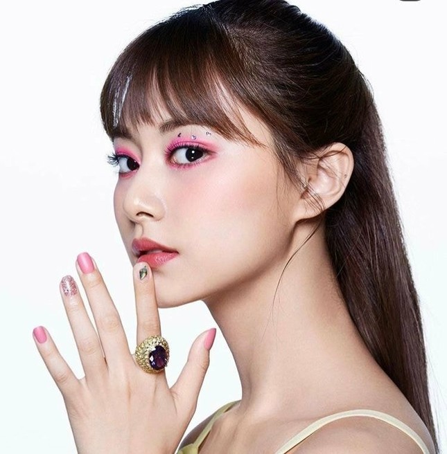 Chưa ai từng nghĩ Tzuyu (TWICE) và Sakura (IZ*ONE) giống nhau cho tới khi nhìn bức ảnh này ảnh 1