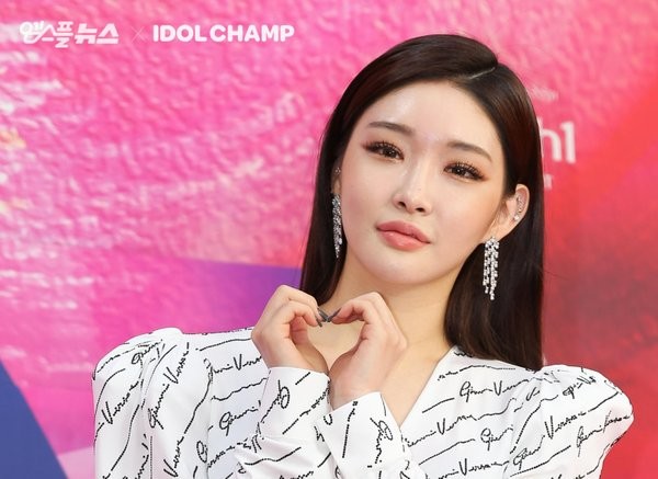 Từng được khen là có vẻ đẹp cá tính nhưng Chungha giờ bị nhận xét trông hệt Park Bom ảnh 2