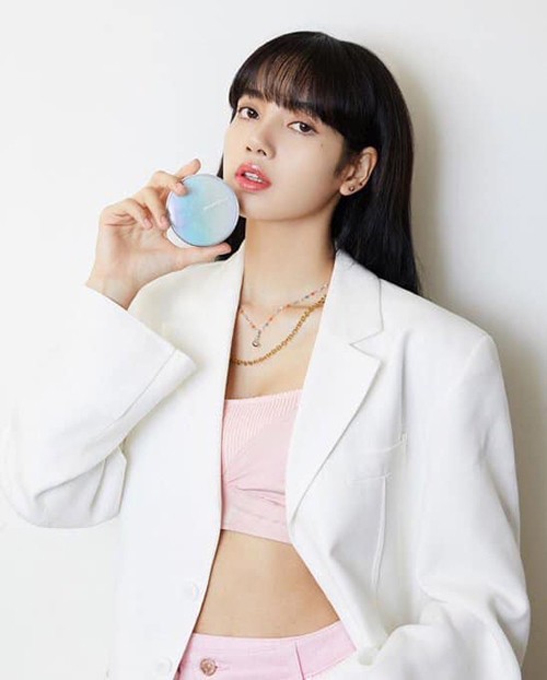 Dở khóc dở cười như Lisa: Chụp ảnh quảng cáo mỹ phẩm nhưng khiến vòng cổ cháy hàng ảnh 1