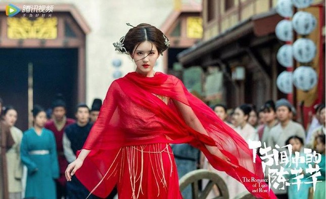 Đến cả mỹ nhân xuyên không Triệu Lộ Tư cũng rơi vào cảnh “ảnh tự up” và “ảnh được tag” ảnh 1