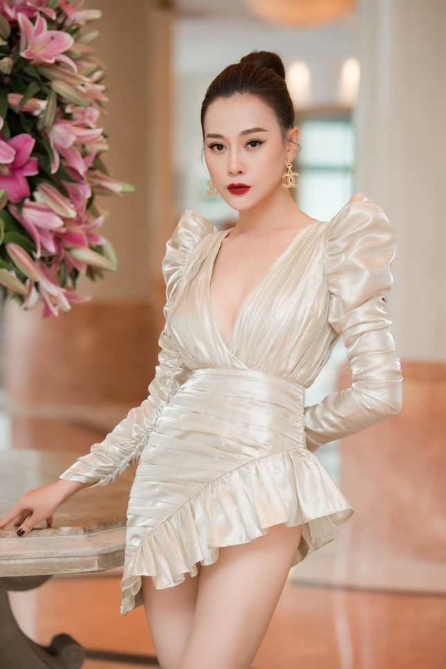 Sao nữ V-Biz nên có ngay 2 phụ kiện giống sao Hàn để tránh gặp sự cố đáng tiếc ảnh 1