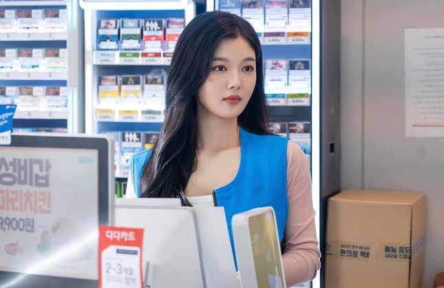 Hết nụ hôn đầu, đến lượt trang phục của Kim Yoo Jung trong phim mới bị chỉ trích ảnh 1