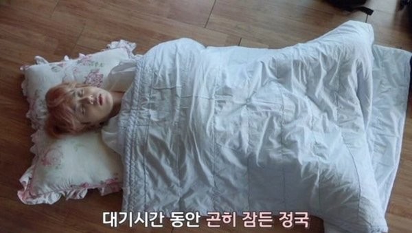 Jungkook có thói quen nằm ngủ như thế nào mà ARMY khuyên “bỏ ngay đi anh”? ảnh 1