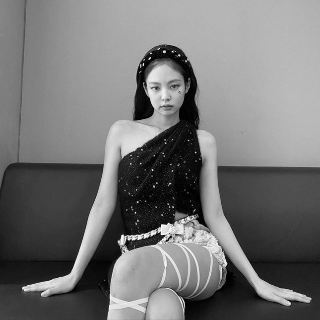 BLINK bức xúc khi một fanpage thời trang chê tơi bời set đồ mới của Jennie (BLACKPINK) ảnh 1