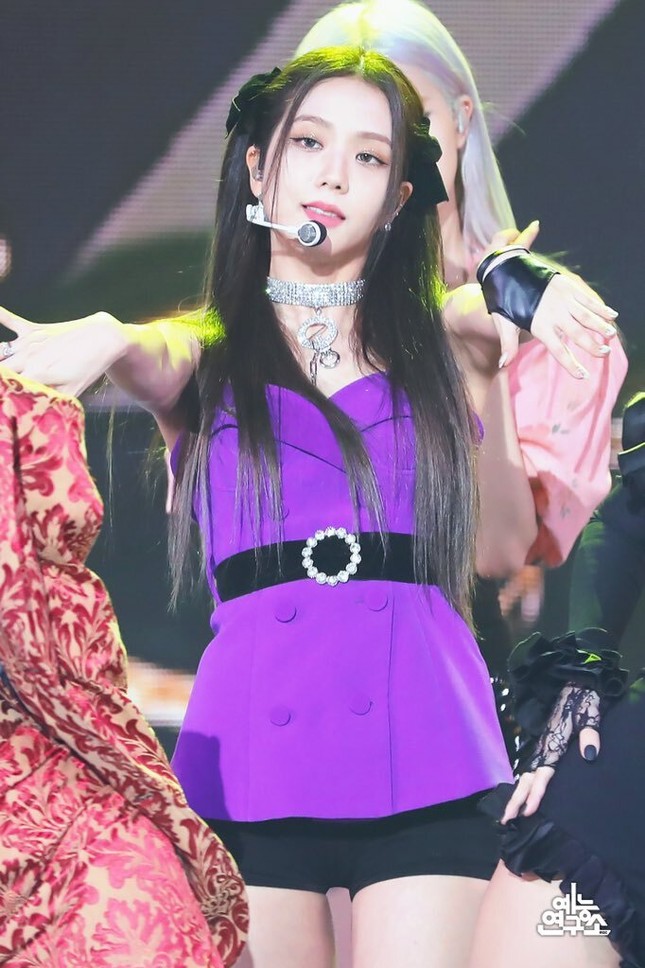 Tưởng Jisoo (BLACKPINK) thích đeo vòng cổ choker cho vui, hóa ra che khuyết điểm cực khéo ảnh 1