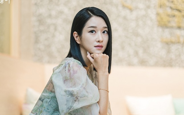 Đụng hàng từ Irene, Yoona tới Lisa, Seo Ye Ji không hề lép vế nhờ thần thái kiêu sa ảnh 1