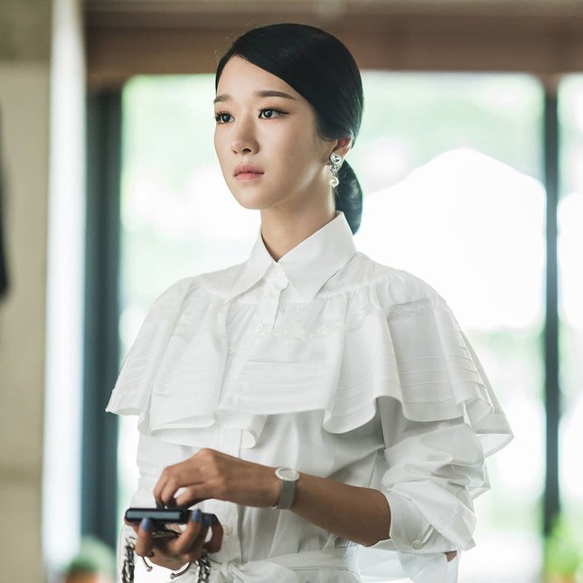 Đụng hàng từ Irene, Yoona tới Lisa, Seo Ye Ji không hề lép vế nhờ thần thái kiêu sa ảnh 5
