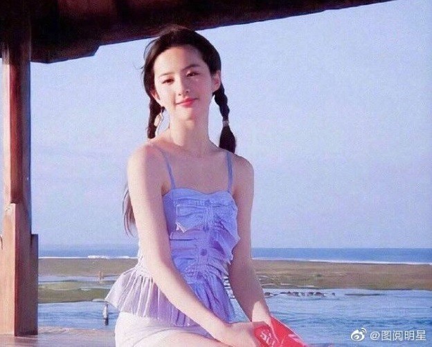 Khi Lưu Diệc Phi và Cúc Tịnh Y đụng hàng bộ ảnh bên bờ biển: Bất phân thắng bại ảnh 1