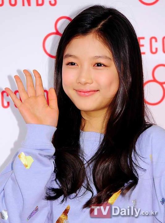 Khổ như Kim Yoo Jung: Vóc dáng nuột nà mà cứ diện đồ ôm sát là bị dân tình “ném đá“ ảnh 1