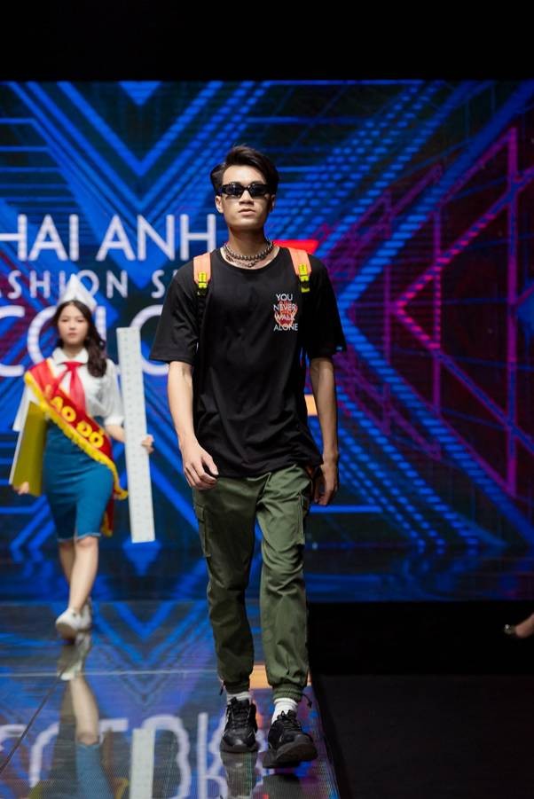 “Thánh chửi” Mèo Thoại bất ngờ “vồ ếch” trên sàn diễn catwalk dành riêng cho học trò ảnh 4