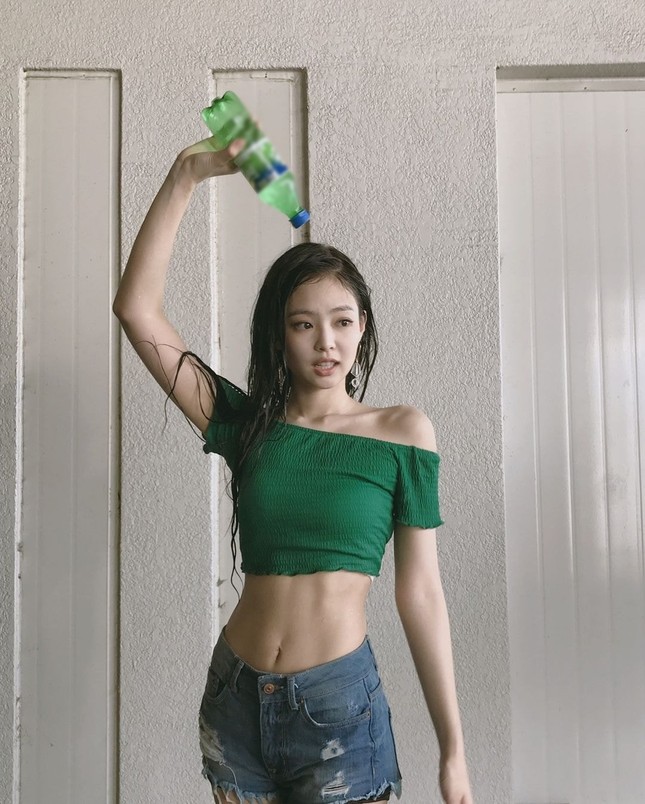 Vẫn biết Jennie BLACKPINK có vòng eo không chút mỡ thừa nhưng ai ngờ lại nhỏ đến cỡ này ảnh 6