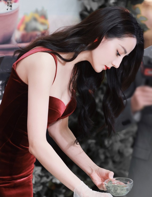 Vừa được khen “soi gương đẹp như Bạch Tuyết” thì Địch Lệ Nhiệt Ba lộ làn da lão hóa ảnh 3