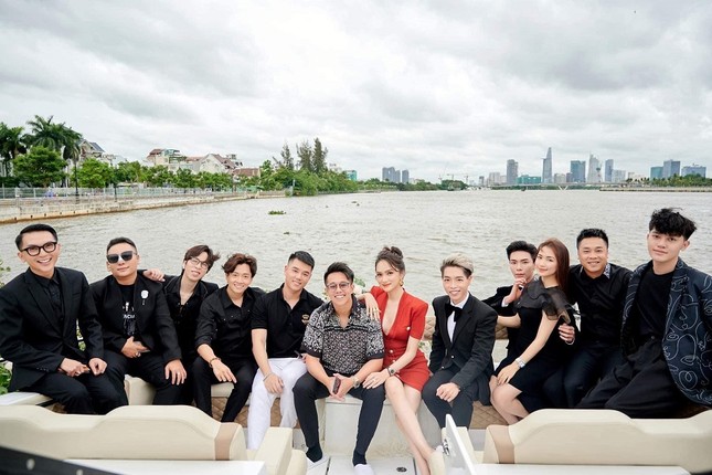Hội chị em sẽ phải đồng tình với lý do khiến Hòa Minzy ngồi lên đùi Erik khi chụp ảnh ảnh 2
