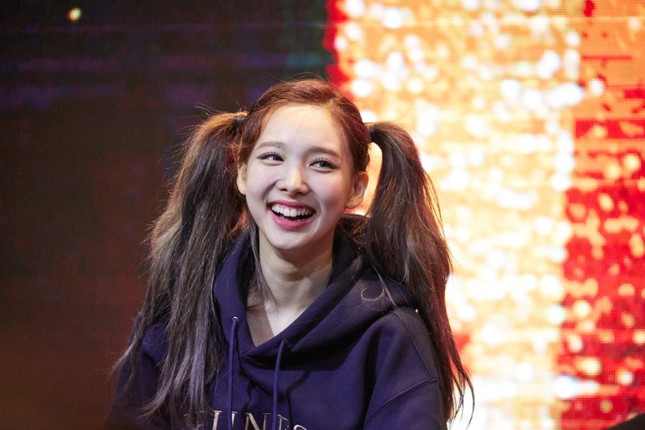 Nayeon (TWICE) debut đã lâu nhưng giờ fan mới biết cô sở hữu kỷ lục ngoại hình này ảnh 1