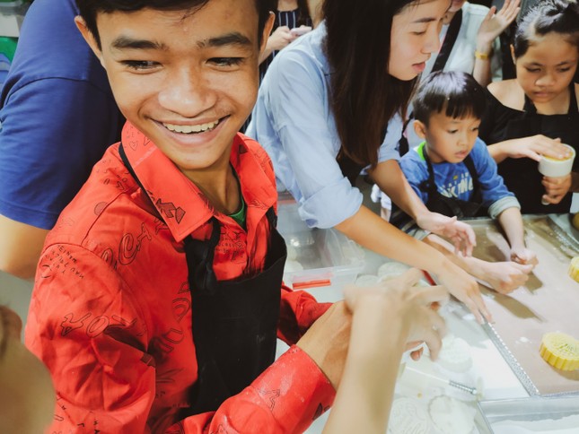 Khoảnh khắc lần đầu làm bánh Trung Thu của các em ở lớp học tình thương Rạch Ông ảnh 3