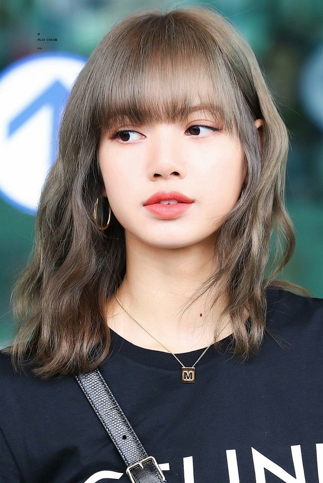 Lisa nổi tiếng là cao thủ tóc mái mà sao Jennie loay hoay giữ tóc thấy mà thương ảnh 8