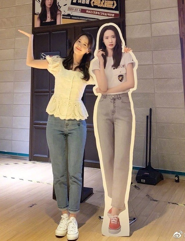 Còn ai “lầy” như Yoona: Chụp ảnh với standee quảng cáo để khoe chân không dài như ảnh ảnh 1