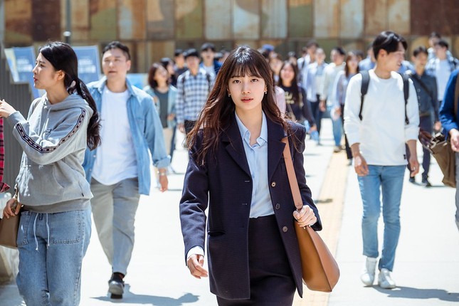 Làm “nàng thơ Dior” như Suzy cũng khổ: Đóng vai nhà nghèo rớt vẫn phải xài túi hàng hiệu ảnh 1