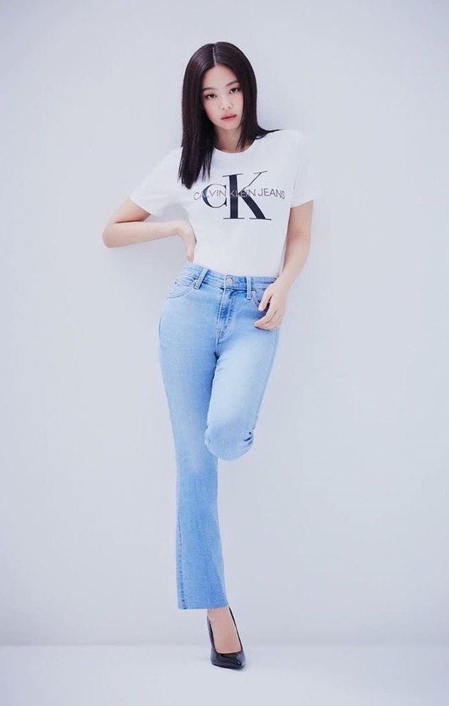 Không cần diện đồ cầu kỳ lộng lẫy, quần jeans áo trắng mới là “chân ái” của idol K-Pop ảnh 1