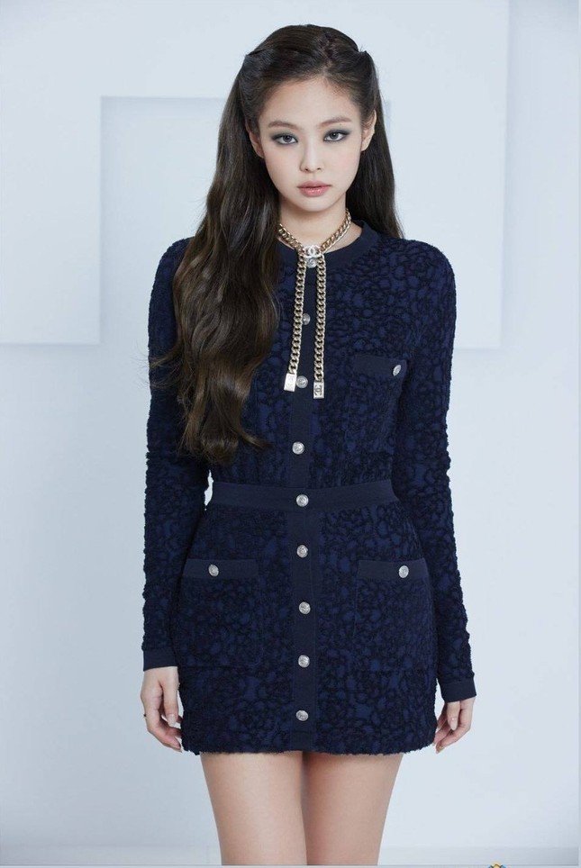 Cạn lời với phong cách mới của Jennie: Từ kiểu tóc đến trang phục đều dị đến không tưởng ảnh 1