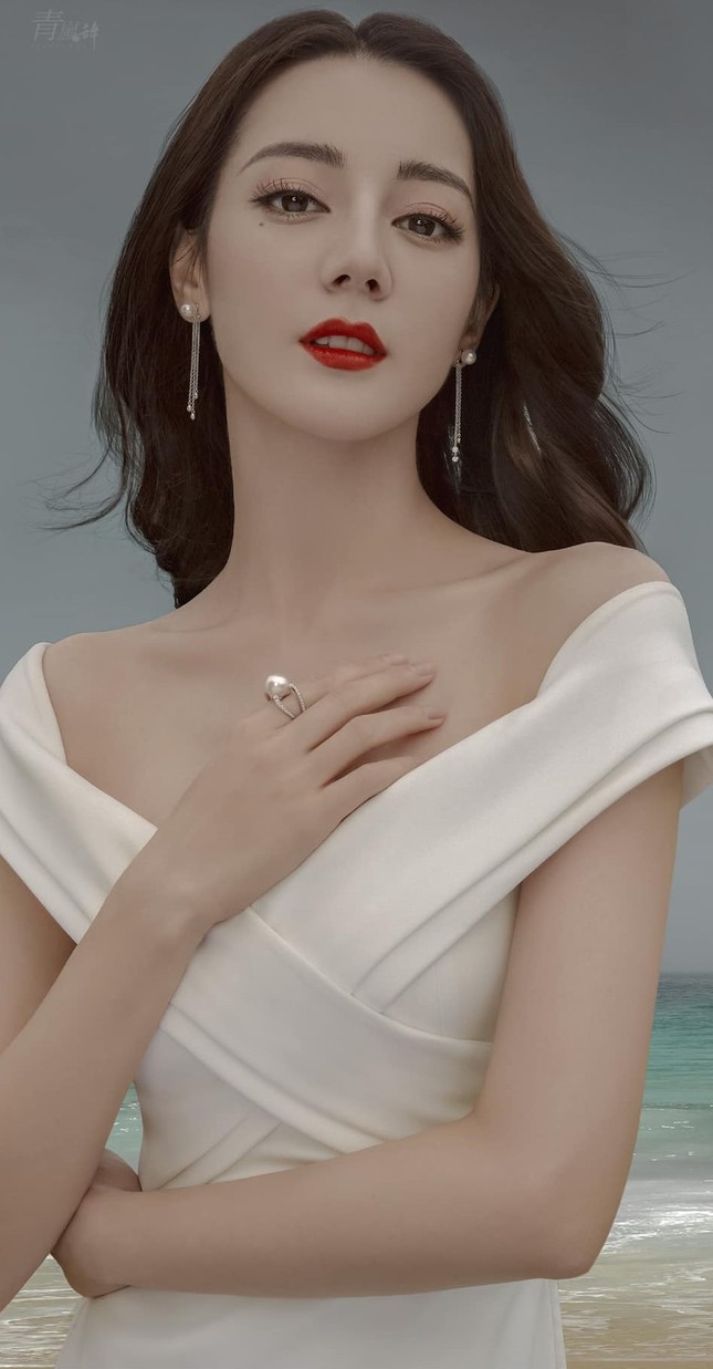 Xinh đẹp như Địch Lệ Nhiệt Ba mà cũng thành nạn nhân của việc chọn nhầm kiểu tóc ảnh 1